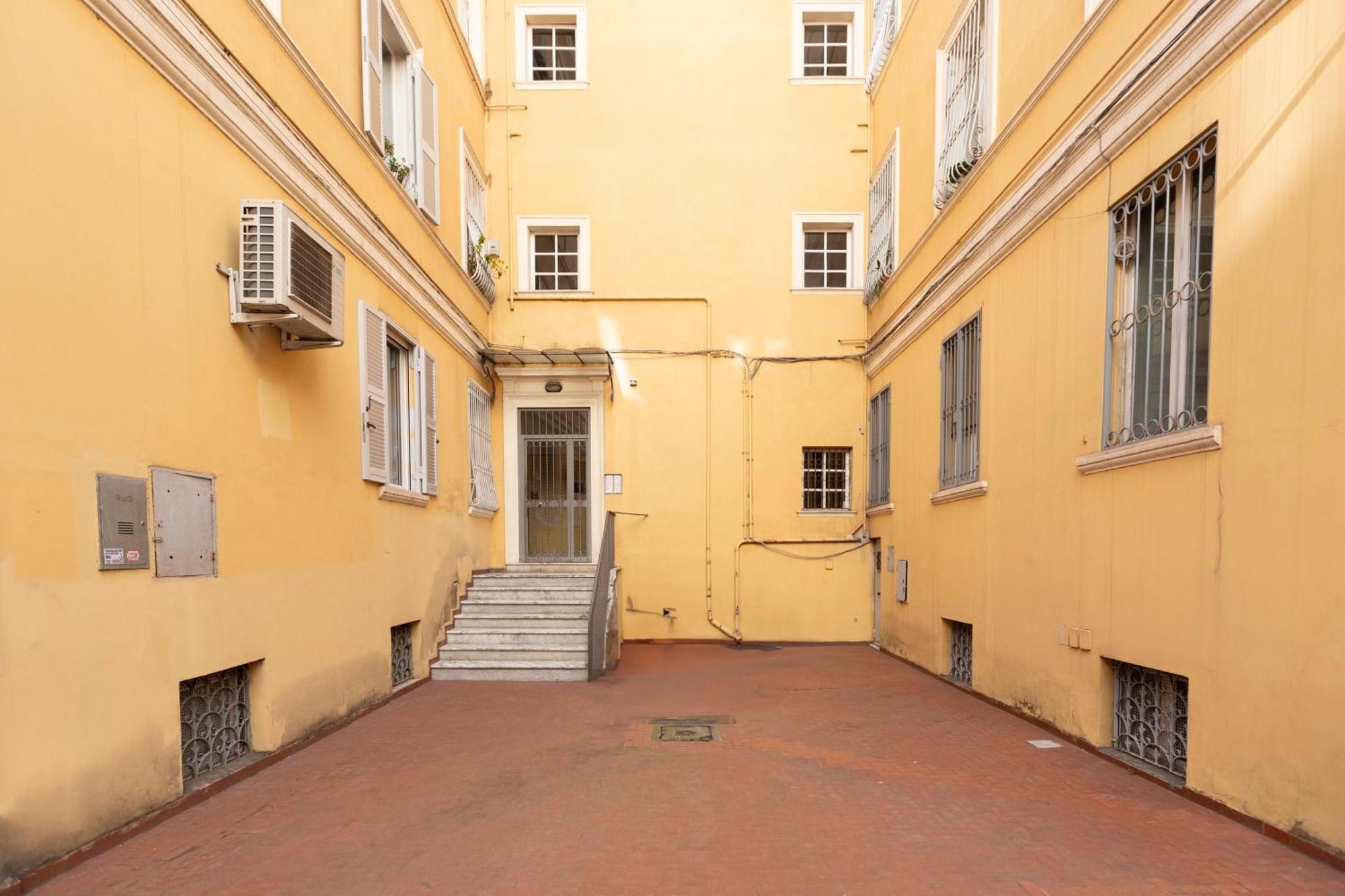 Appartamento The Rent - Sunny Three-bedroom Near Ottaviano Metro Stop *
