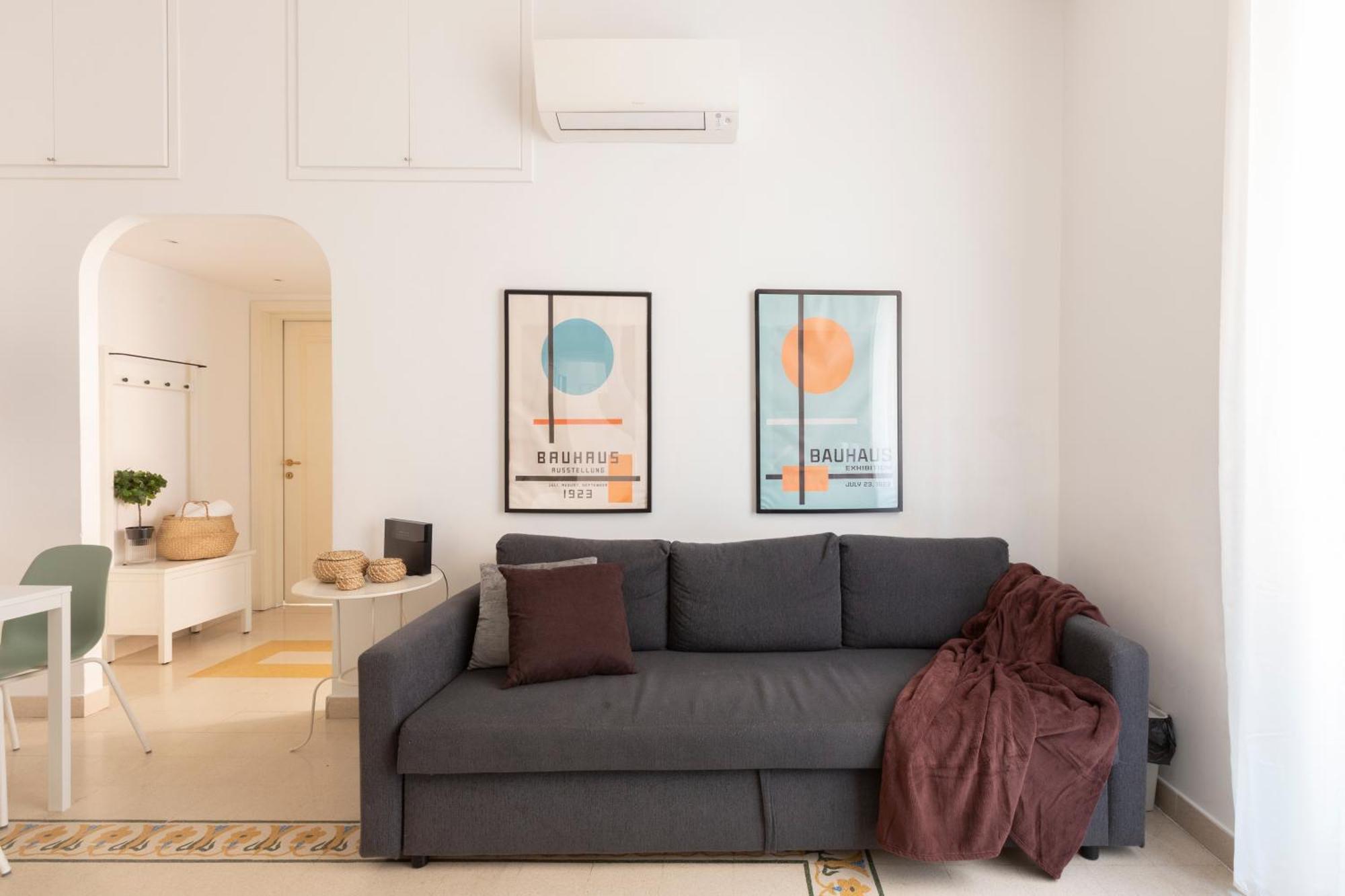 The Rent - Sunny Three-bedroom Near Ottaviano Metro Stop Appartamento