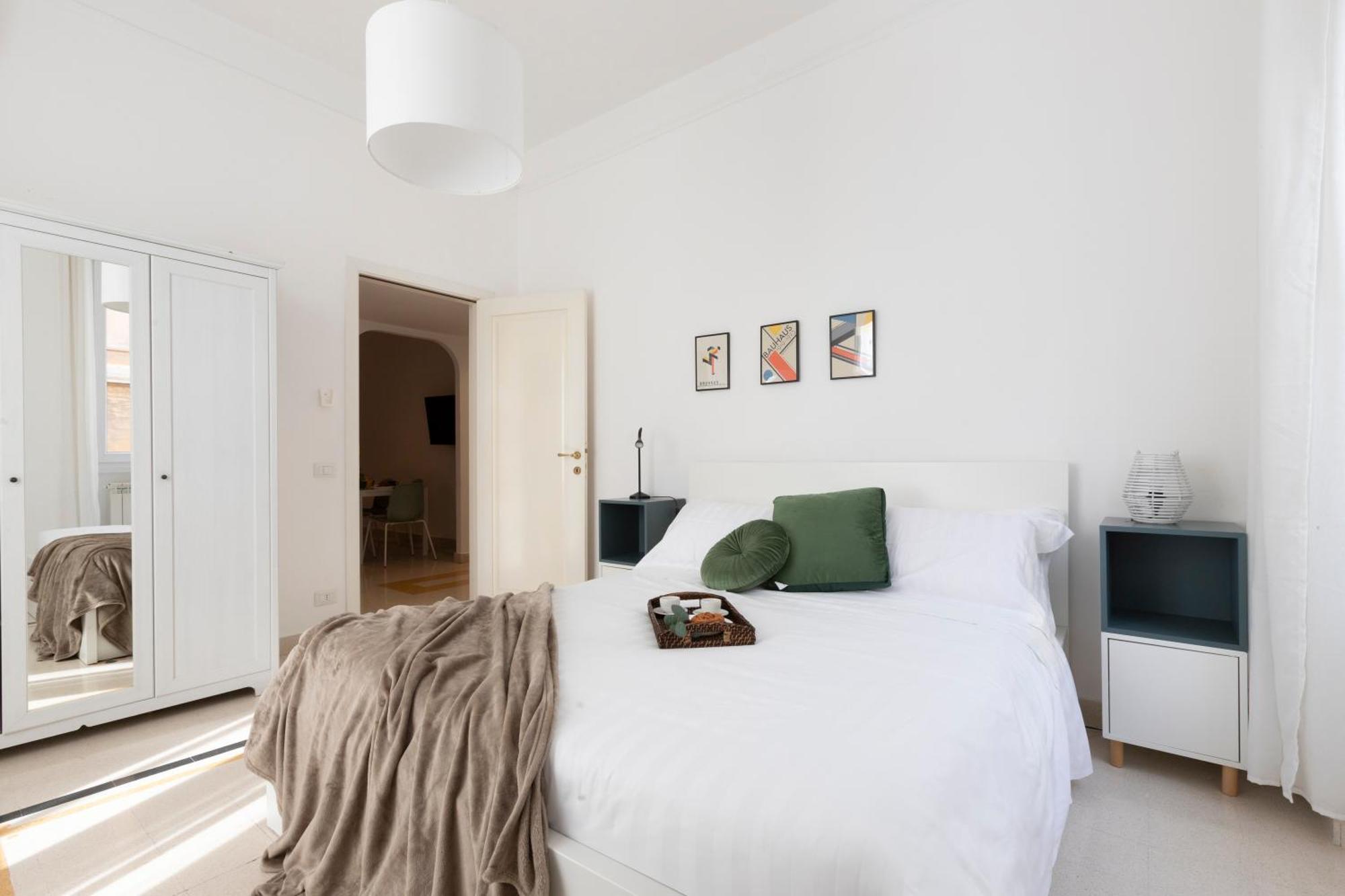 The Rent - Sunny Three-bedroom Near Ottaviano Metro Stop Appartamento *