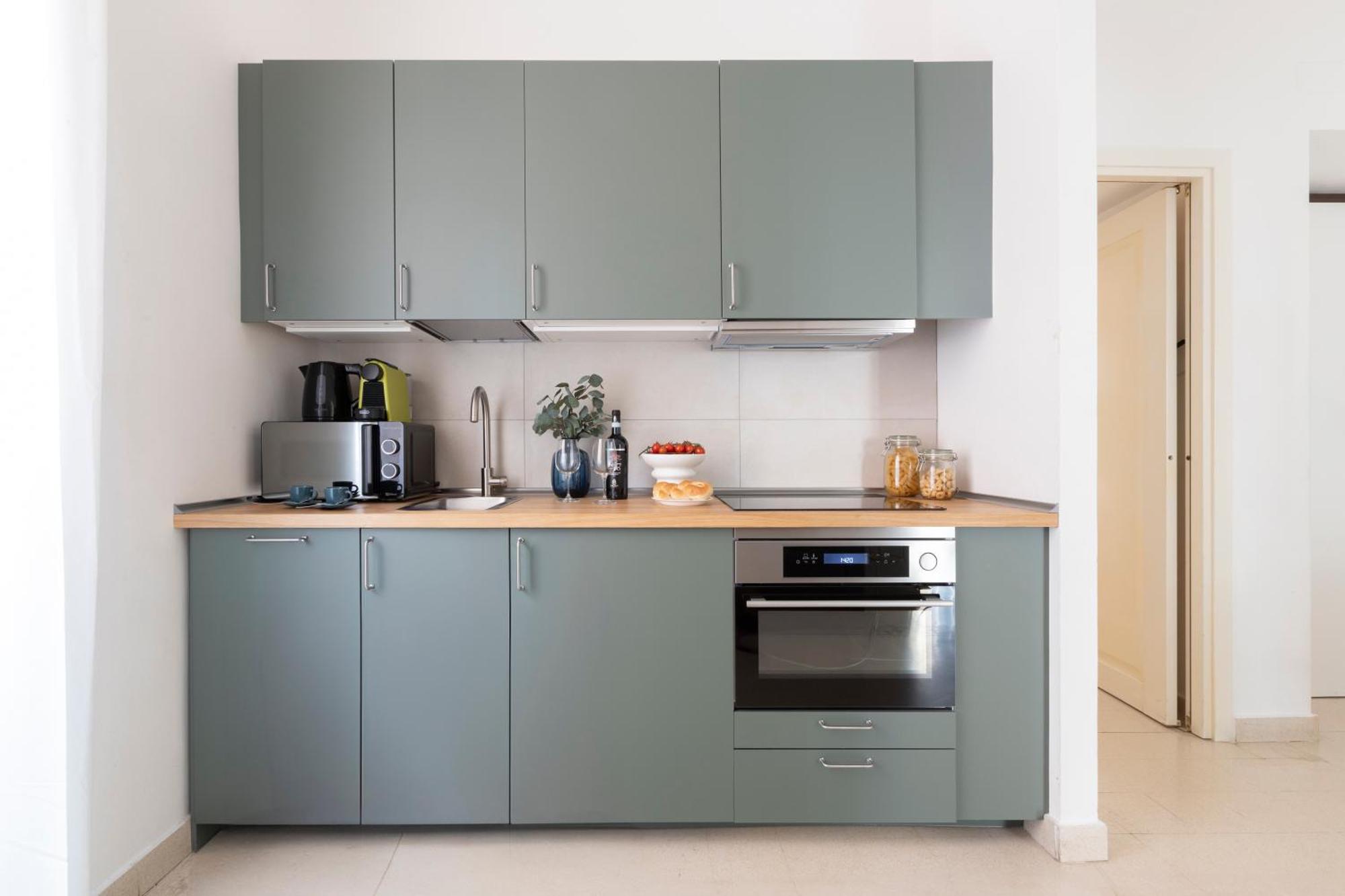 The Rent - Sunny Three-bedroom Near Ottaviano Metro Stop Appartamento
